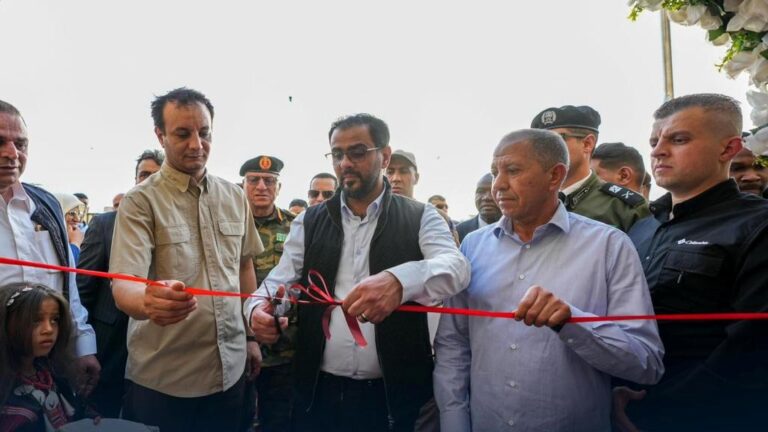 رئيس الوزراء ومدير صندوق الإعمار يفتتحان صرحاً خدمياً جديداً في براك الشاطئ