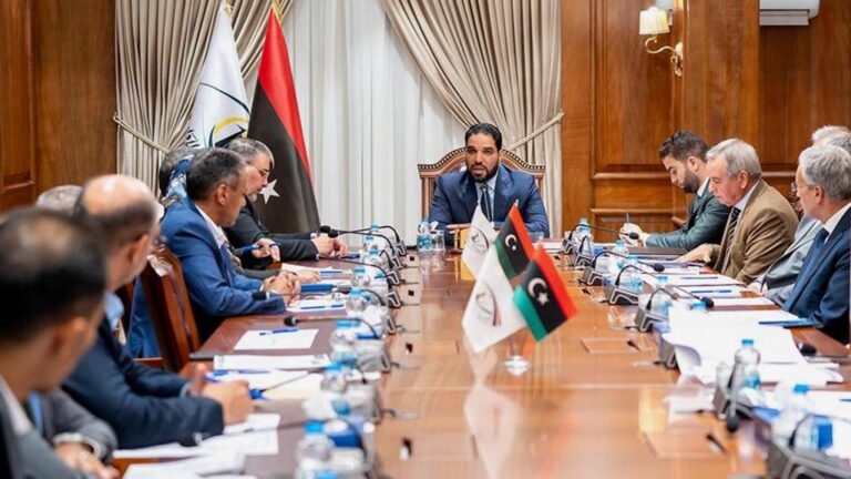 لضمان تنفيذه بأعلى معايير الجودة والشفافية.. رئيس الهيئة يتابع آخر مستجدات طباعة الكتاب المدرسي.