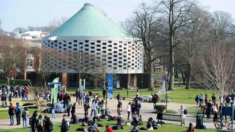 رواد المناخ: جامعة بريطانية تطلق ثورة التعليم البيئي… فهل تلحق بها جامعاتناً؟