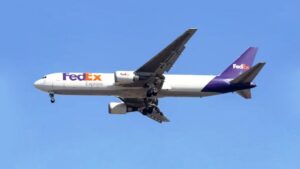 “لحظات مرعبة في الجو: طائرة FedEx تشتعل فيها النيران بعد اصطدام بطائر… وهبوط اضطراري درامي!”