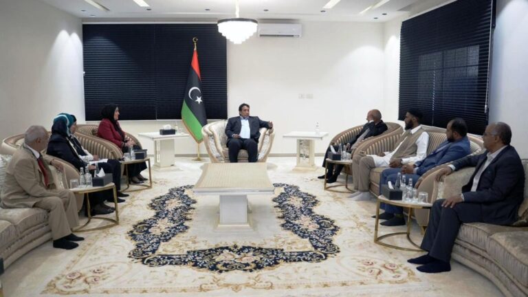 المنفي يستقبل الهيئة التأسيسية للدستور: تأكيد على “الملكية الوطنية” ورفض للتدخلات الأممية في المسار الدستوري