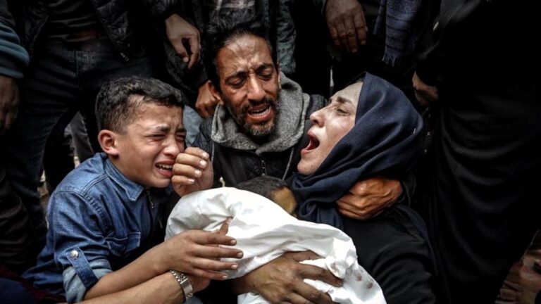 إنهيار قلب أم: الدكتورة آلاء النجار تستقبل أطفالها التسعة شهداء متفحمين في غزة