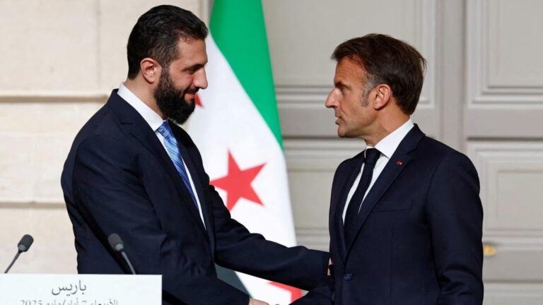 الشرع يكشف عن مفاوضات سرية مع إسرائيل من قصر الإليزيه.. ولقاء ماكرون يثير تساؤلات حول مستقبل سوريا