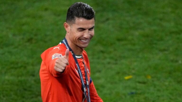 تاريخ يُكتب في الرياض: كريستيانو رونالدو يمدد عقده مع النصر السعودي لعامين إضافيين!