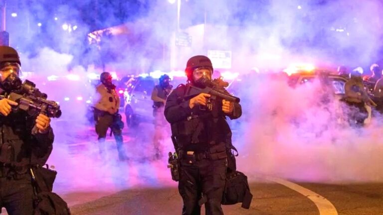 لوس أنجلوس على حافة الهاوية: ترامب يشعل النيران، وكاليفورنيا تقاوم