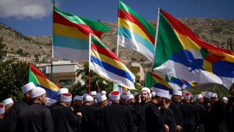 من هم الدروز؟ ولماذا تهاجم إسرائيل سوريا؟