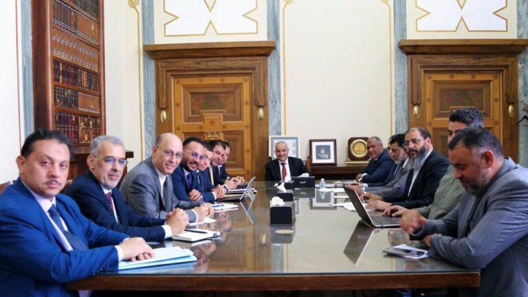 وداعاً لبيروقراطية المرتبات: ليبيا تودع عصر الحافظات الورقية نحو الدفع الفوري!