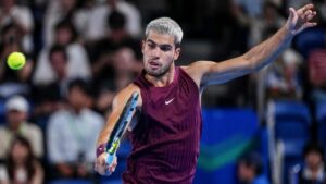 تحدي الألم والعودة.. ألكاراز يثير القلق ثم يحقق الانتصار!، وروود وفريتز ينجون من فخ المفاجآت في طوكيو