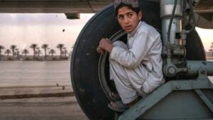 على ارتفاع 36 ألف قدم.. قصة الطفل الذي أراد حياةً أفضل فوجد نفسه على حافة الموت