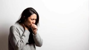 المتحور “ستراتوس” يثير قلقاً عالمياً.. قصة سلالة جديدة بأعراض مقلقة