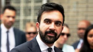 ترامب يهدد نيويورك بقطع التمويل الفيدرالي: ضغط سياسي في معركة حاسمة