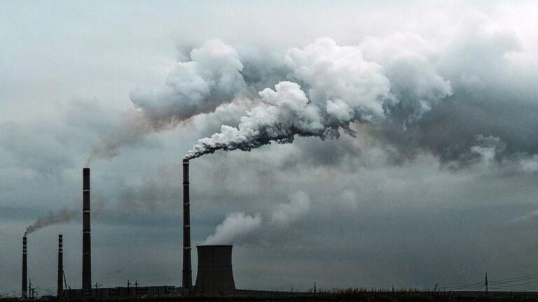 مناخ الأكاذيب: كيف يقوض التضليل مستقبل كوكبناً؟