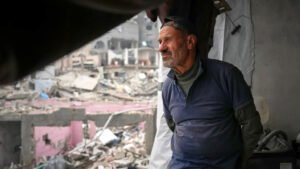 “طوفان الأقصى” بعد عامين: التناقض بين ‘المعركة المستمرة’ و ‘السلام المعلق’… هل يبتلع نزع السلاح صفقة إنقاذ غزة؟