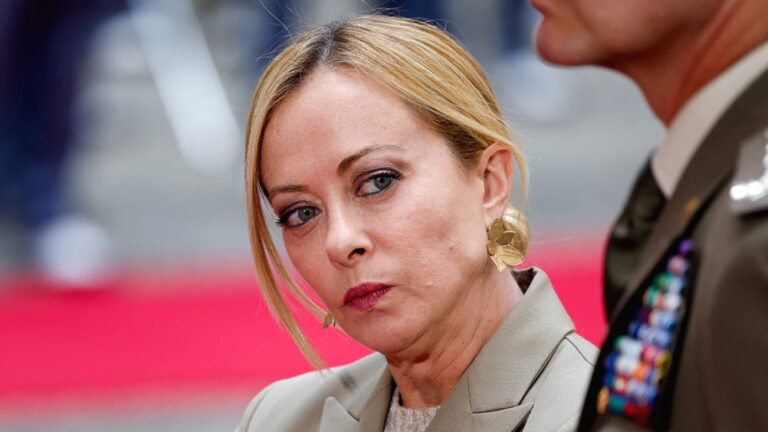 ميلوني في عين العاصفة – صراع البقاء بين اتهامات “الإبادة” وتحذيرات “الانقلاب”