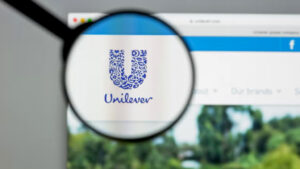 “الغسل الأخضر” يصل إلى العبوات العربية؟ تحذير بعد إجبار يونيليفر على سحب ادعاءات الاستدامة في أوروبا