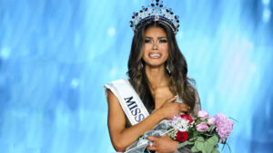 ملكة جمال أمريكا في قلب العاصفة: ألما كوبر ترفض تتويج خليفتها وسط اتهامات الفساد وعودة درامية لفويغت والجدل حول “الإصلاح الزائف”