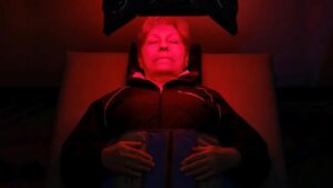 ⚡نافذة على الإنجاز: العلاج بالضوء الأحمر…السر الخفي لطاقة الخلايا والتعافي الشامل!