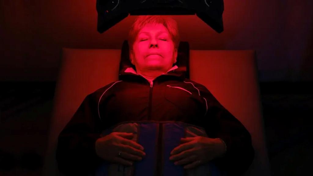 ⚡نافذة على الإنجاز: العلاج بالضوء الأحمر…السر الخفي لطاقة الخلايا والتعافي الشامل!