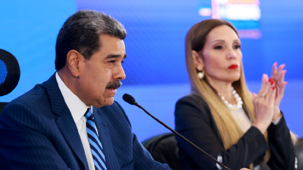 ⚡️عاجل من كاراكاس: مراسلنا أنس أسامة ينقل اللحظة بلحظة.. مادورو يرتدي قناع “بطل السلام” و”ترامب يقرر”… هل تحل “غزة أخرى” في الكاريبي؟