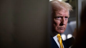 فنزويلا على كف الميزان: ترامب يخاطر بـ “الرمح الجنوبي” لتوحيد الجمهوريين ورهانات إقليمية ضد التدخل