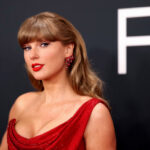 🎤 تايلور سويفت تدمج الموضة العربية والثقافة العالمية: فستان نيكولا جبران وكلمة العام “Parasocial”