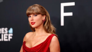 🎤 تايلور سويفت تدمج الموضة العربية والثقافة العالمية: فستان نيكولا جبران وكلمة العام “Parasocial”