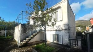 🇮🇹 صفقة العمر على “طريق ألبرتو سوردي”: ملحق فيلا النجم الأسطوري يُباع بـ 600 ألف يورو.. هنا كان يجلس “لأجل السباغيتي وقراءة النصوص