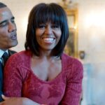 💎 ميشيل أوباما: من “يونيفورم” السيدة الأولى إلى “حرية الستينيات”… كيف أصبحت الموضة أداة للقوة والتعبير عن الذات؟