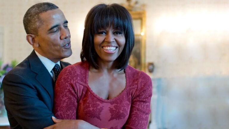 💎 ميشيل أوباما: من “يونيفورم” السيدة الأولى إلى “حرية الستينيات”… كيف أصبحت الموضة أداة للقوة والتعبير عن الذات؟