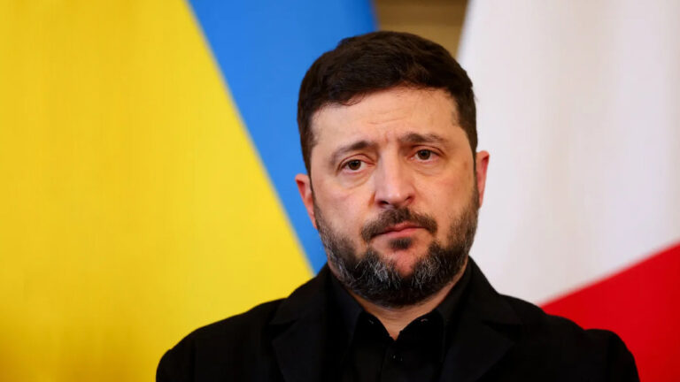 🚨 تحوّل محوري في كييف: فولوديمير زيلينسكي يُعلن الاستعداد للتنازل عن شرط عضوية الناتو مقابل ضمانات أمنية ثنائية “شبيهة بالمادة الخامسة” من الولايات المتحدة وحلفائها؛ الكرملين يطالب بـ “نظام ضمانات” لتنفيذ الاتفاق، ومخاوف أوروبية من صفقة قد تضر بأمن القارة، بالتزامن مع محادثات في برلين.