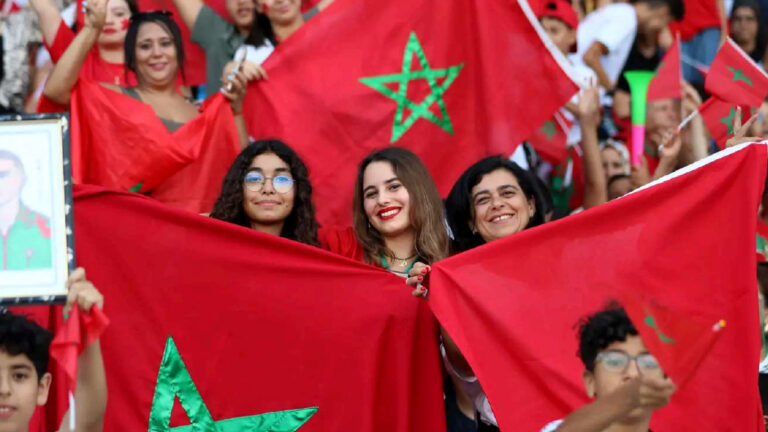 🏰 أرشيف الأمم: الدارجة والأمازيغية والفرنسية.. رحلة المشجع في فسيفساء لغات المغرب