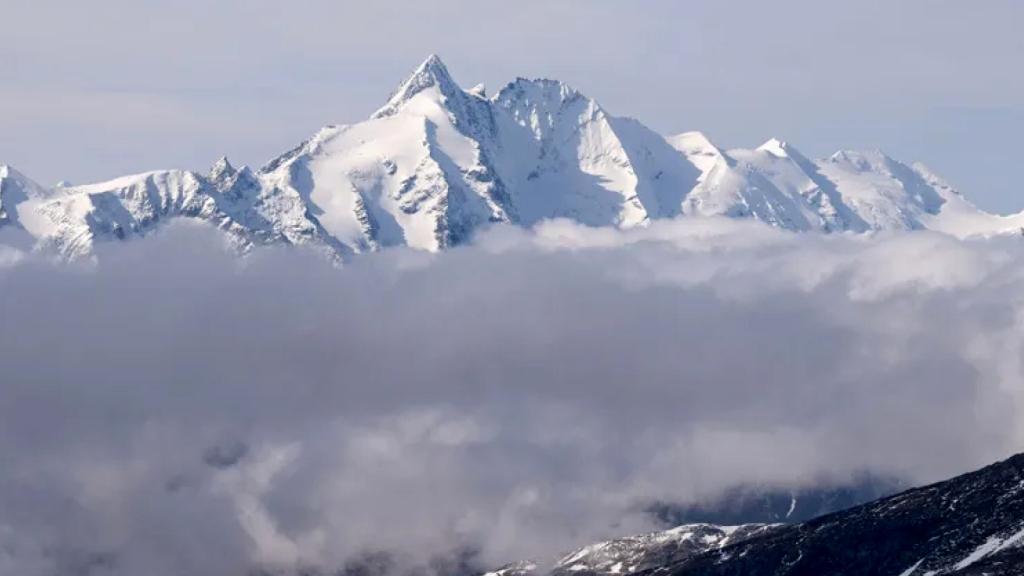❄️ جريمة على قمة الجبل: متسلق يُتهم بترك صديقته تتجمد حتى الموت على أعلى قمة في النمسا