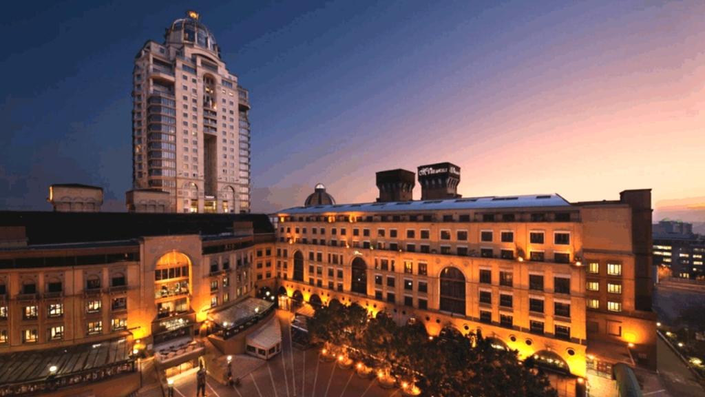 سيادة الاستثمار في “الميل المربع الذهبي”: ميكيلانجيلو ساندتون من التجميد إلى التحرير الإداري