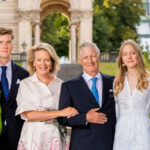 صولجان التاج ونبض المستقبل: خمس أميرات أوروبيات (فيكتوريا، ليونور، أماليا، إليزابيث، إنغريد) يتأهبن للعرش؛ تحليل أكاديمي (ييل، أكسفورد، UWC) وعسكري وإنساني يبرز القائدات الجدد اللواتي رفضن المخصصات (أماليا) وتدربن كضابطات (إليزابيث) ودرسن السياسة واللغات لتغيير وجه القصور الأوروبية.