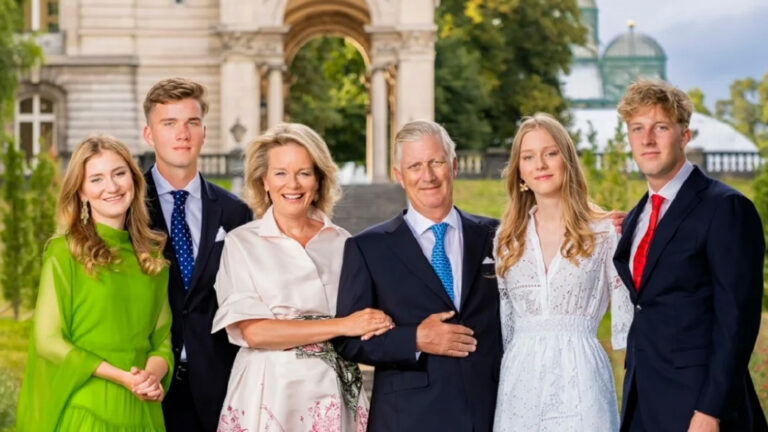 صولجان التاج ونبض المستقبل: خمس أميرات أوروبيات (فيكتوريا، ليونور، أماليا، إليزابيث، إنغريد) يتأهبن للعرش؛ تحليل أكاديمي (ييل، أكسفورد، UWC) وعسكري وإنساني يبرز القائدات الجدد اللواتي رفضن المخصصات (أماليا) وتدربن كضابطات (إليزابيث) ودرسن السياسة واللغات لتغيير وجه القصور الأوروبية.