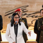 “مذكرة الموت في 15 دقيقة: تسريب ‘The Guardian’ الذي كشف وجه الرعب.. ديلسي رودريغيز ترد على إنذار واشنطن: ‘الموت ولا الخيانة!'” 🇻🇪💀