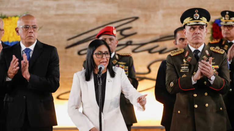 “مذكرة الموت في 15 دقيقة: تسريب ‘The Guardian’ الذي كشف وجه الرعب.. ديلسي رودريغيز ترد على إنذار واشنطن: ‘الموت ولا الخيانة!'” 🇻🇪💀