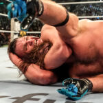 “غروب شمس الاستثنائي: غونتر يغتال مسيرة ‘AJ Styles’ في ليلة الدموع بالرياض.. والبورصة تعلن إفلاس الأساطير!” 😭💔