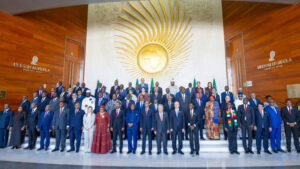 🌍 تحت سماء أديس أبابا: قارة تبحث عن “صك” الاستقلال في زمن العواصف