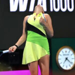 “زلـزال الـدوحـة 2026: انـكسـار تـاج أمانـدا الـسيادي.. ومـوخـوفـا تـعـلـن الاسـتـحـواذ الكـامـل بـالـلون الـبرتـقـالي، بـيـنـمـا تـضـخ أنـيـسيـمـوفـا ‘سـيـولـة الـزوجـي’ بـتـحـالـف روسـي-أمـريـكـي مـفـاجـئ!”