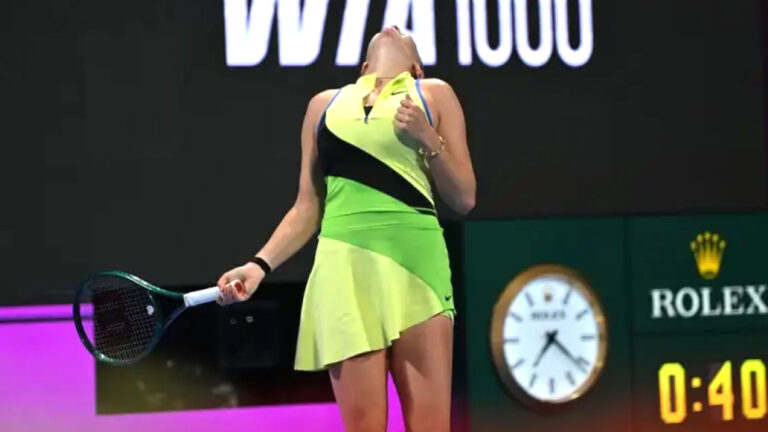 “زلـزال الـدوحـة 2026: انـكسـار تـاج أمانـدا الـسيادي.. ومـوخـوفـا تـعـلـن الاسـتـحـواذ الكـامـل بـالـلون الـبرتـقـالي، بـيـنـمـا تـضـخ أنـيـسيـمـوفـا ‘سـيـولـة الـزوجـي’ بـتـحـالـف روسـي-أمـريـكـي مـفـاجـئ!”