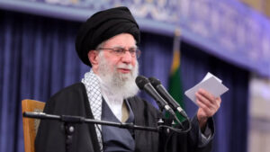 🇮🇷خامنئي لترامب: “صفعة” بانتظار حاملات الطائرات.. ومفاوضات جنيف تحت مجهر التهديد