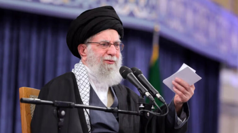 🇮🇷خامنئي لترامب: “صفعة” بانتظار حاملات الطائرات.. ومفاوضات جنيف تحت مجهر التهديد