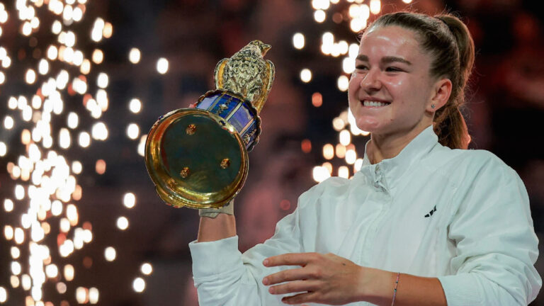 موخوفا تستحوذ على “صقر الذهب” بزيّ Adidas.. وأنيسيموفا تضخ “سيولة الزوجي” مع روبليف بعد زلزال فقدان الصدارة الأمريكية لصالح غوف