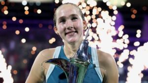 🇦🇪بـورصـة دبـي لـلأنـاقة: “مـيرا” تـعـود لـحـمـاية الـعـرش بـبـريـق كـارتـيـيـه! 🎾💎