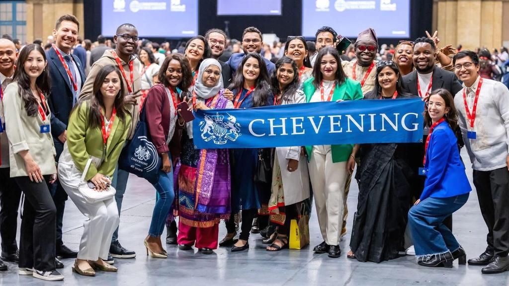 🏛️”تشيفنينغ”..من شموخ الجبال وهيبة “الخليج” إلى ضباب “التيمز”. صناعة العملة البشرية!