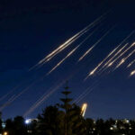 🌍 المحور الرابع: “الوساطة المترنحة” (الخليج العربي) “تسييل الحياد”: دول الخليج بين ‘مطرقة’ القواعد الأمريكية و’سندان’ الصواريخ الإيرانية