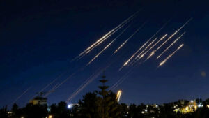 🌍 المحور الرابع: “الوساطة المترنحة” (الخليج العربي) “تسييل الحياد”: دول الخليج بين ‘مطرقة’ القواعد الأمريكية و’سندان’ الصواريخ الإيرانية