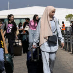 👣 المحور التاسع: “الجثث المنسية” (الوضع الإنساني في زمن النزوح الكبير) طهران تُفرغ من سكانها.. كيف تحولت شوارع العاصمة إلى ممرات للهروب الجماعي من “جحيم القصف”؟