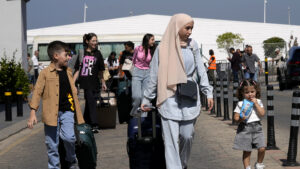 👣 المحور التاسع: “الجثث المنسية” (الوضع الإنساني في زمن النزوح الكبير) طهران تُفرغ من سكانها.. كيف تحولت شوارع العاصمة إلى ممرات للهروب الجماعي من “جحيم القصف”؟